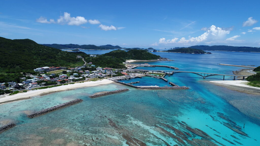 阿嘉島と慶留間島をつなぐ橋を空から