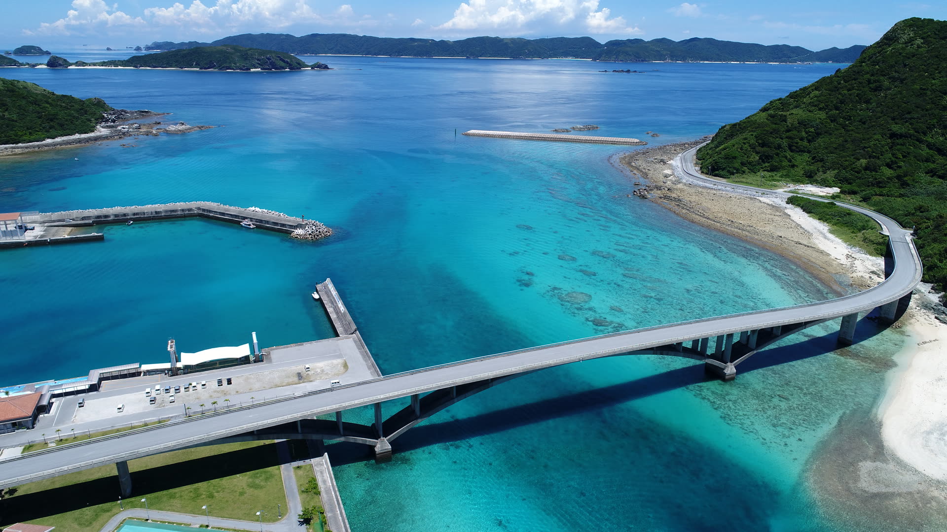 橋のたもとにある港