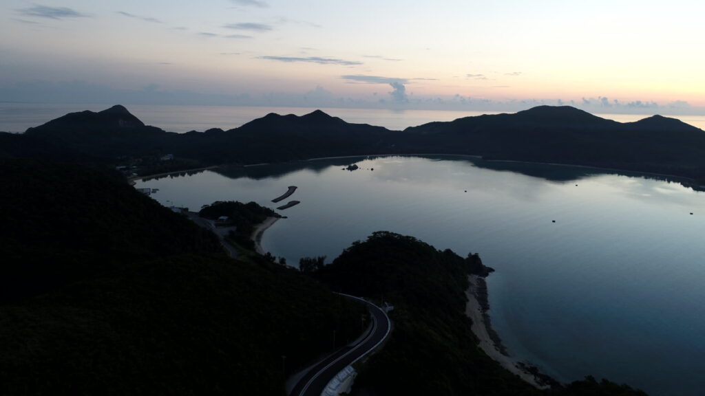 夜明け前の慶良間。島はまだ黒い影