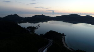 夜明け前の慶良間。島はまだ黒い影