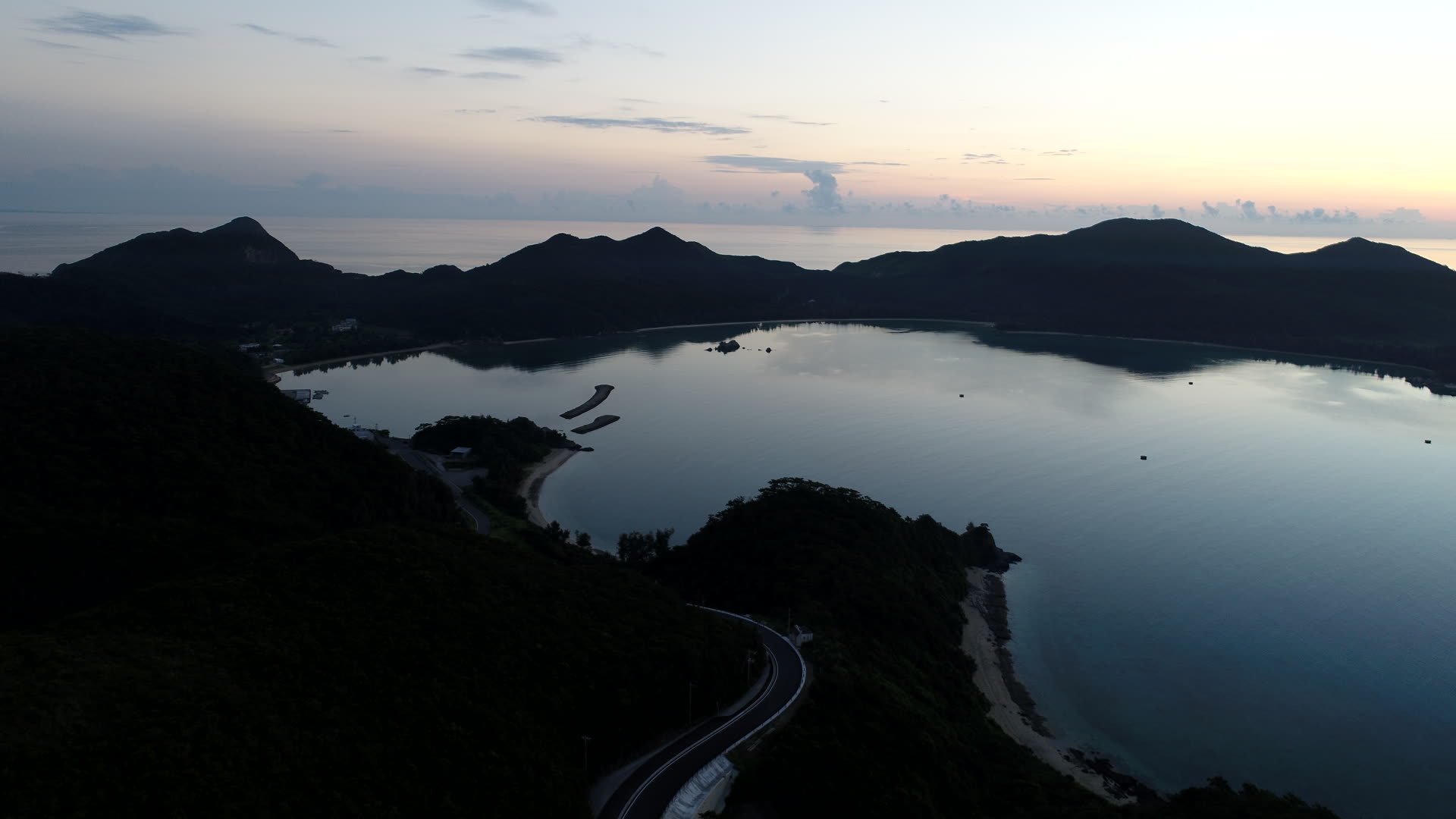 5:47 まだ島は影のまま