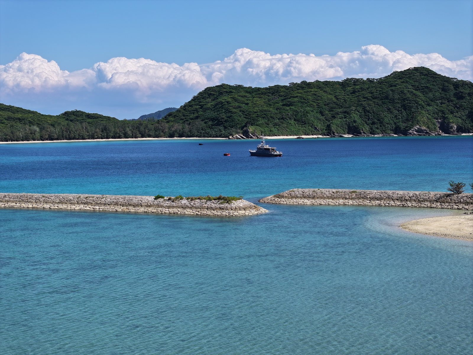 二本ならんだ防波堤と、そのあいだの水路