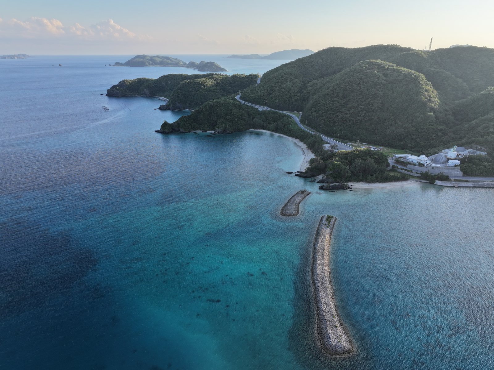 島の端から細く長く伸びる防波堤