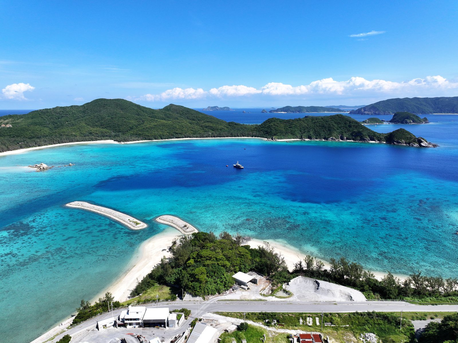 浅い湾の中に置かれた二本の防波堤