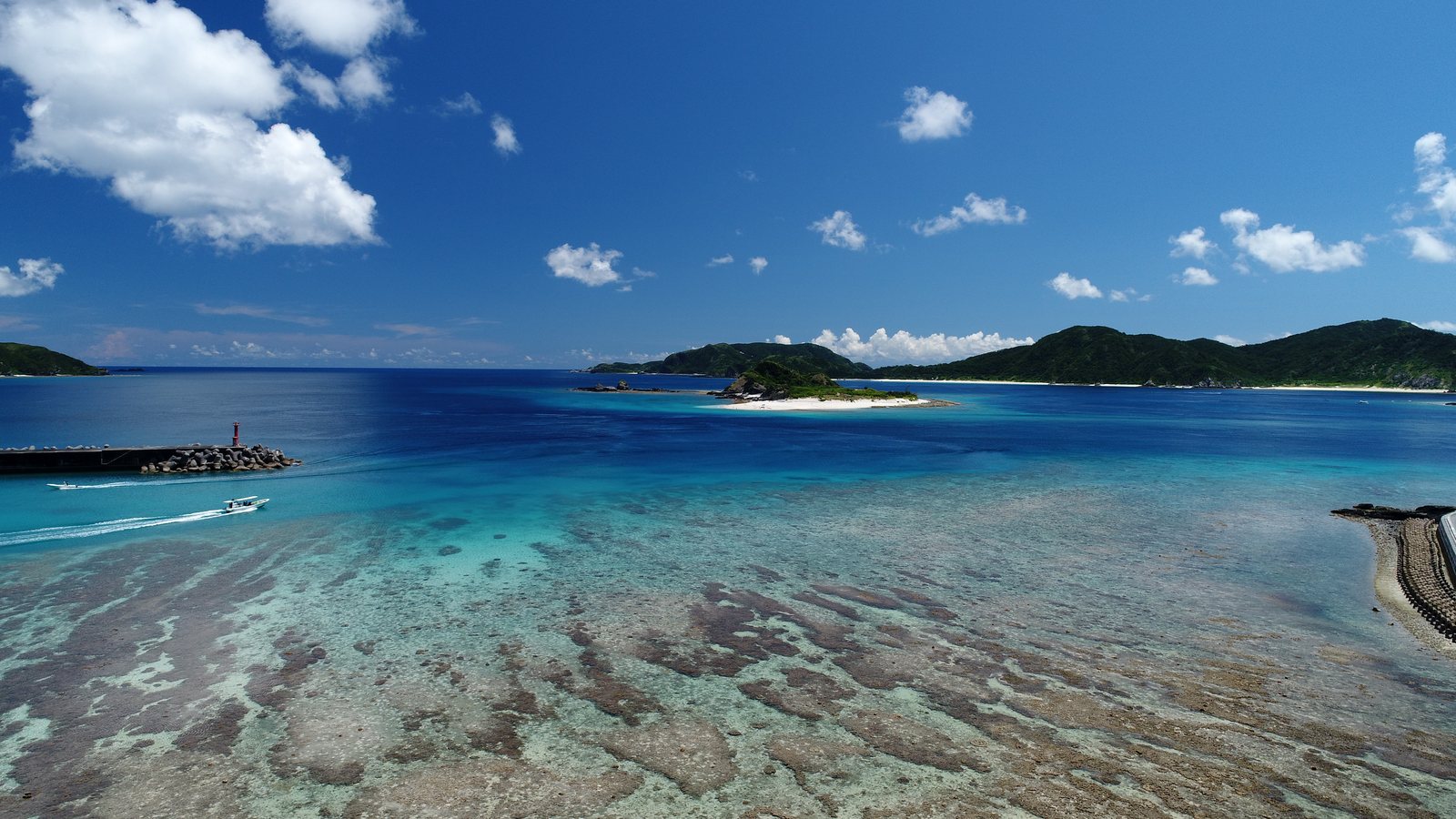 手前が一面の浅いリーフ、奥が深い青の海
