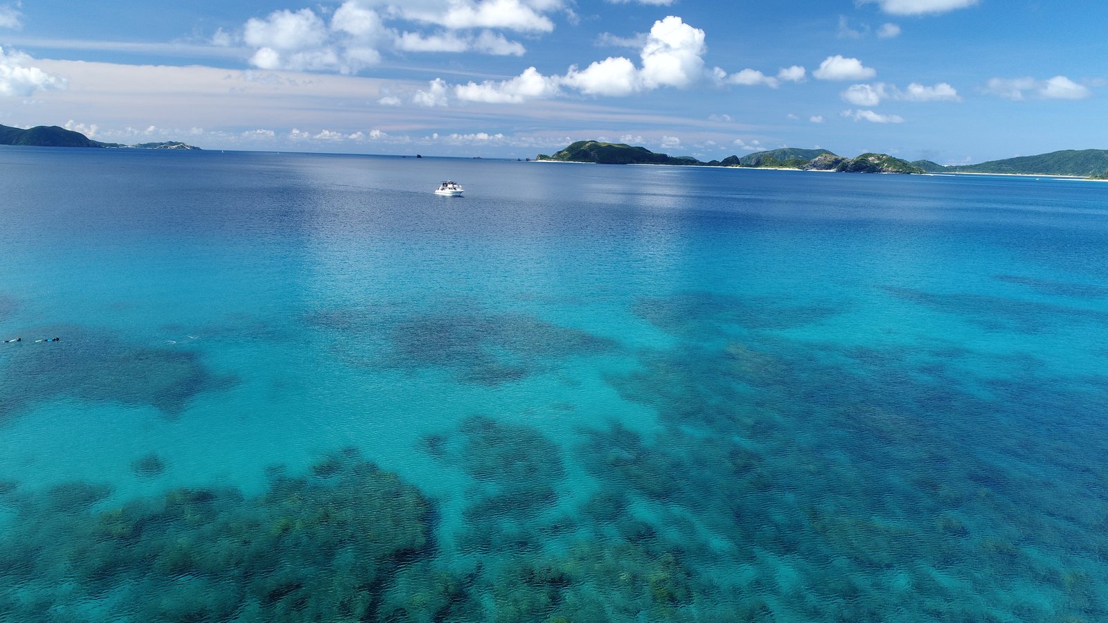 まだら模様の浅瀬に船が停まっている