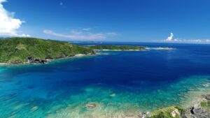 岬から見下ろした海。色が変わる境目の線
