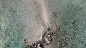 真上から見た砂州と、その先に突き出した岩
