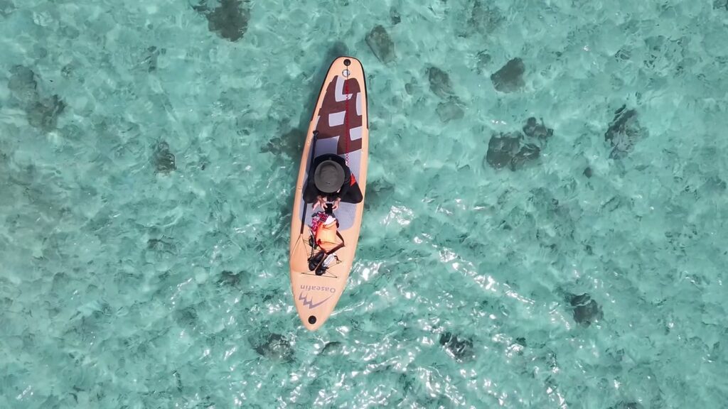 真上から見た板と、その下の浅い海