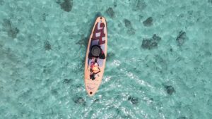 真上から見た板と、その下の浅い海