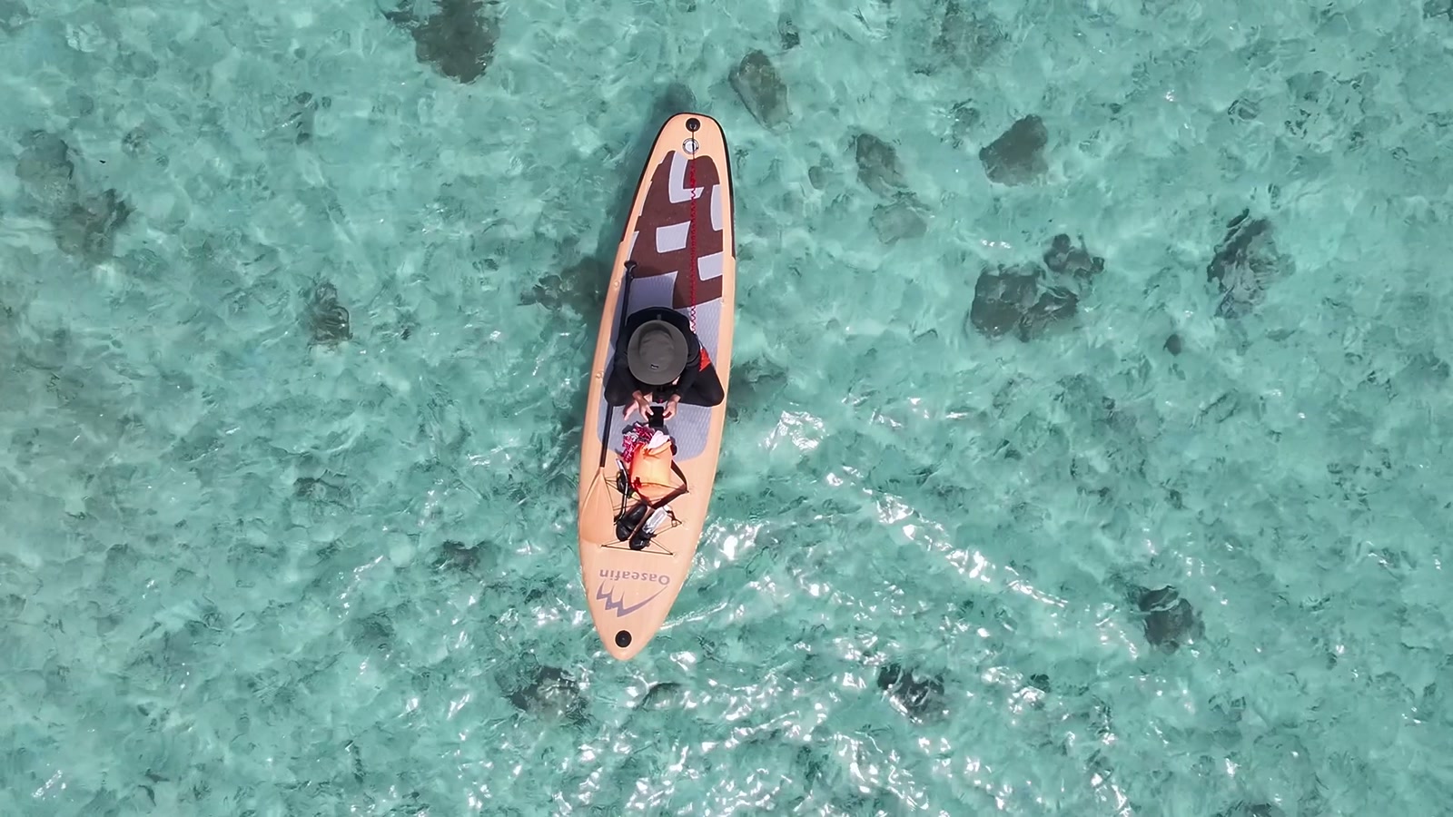 真上から見た板と、その下の浅い海